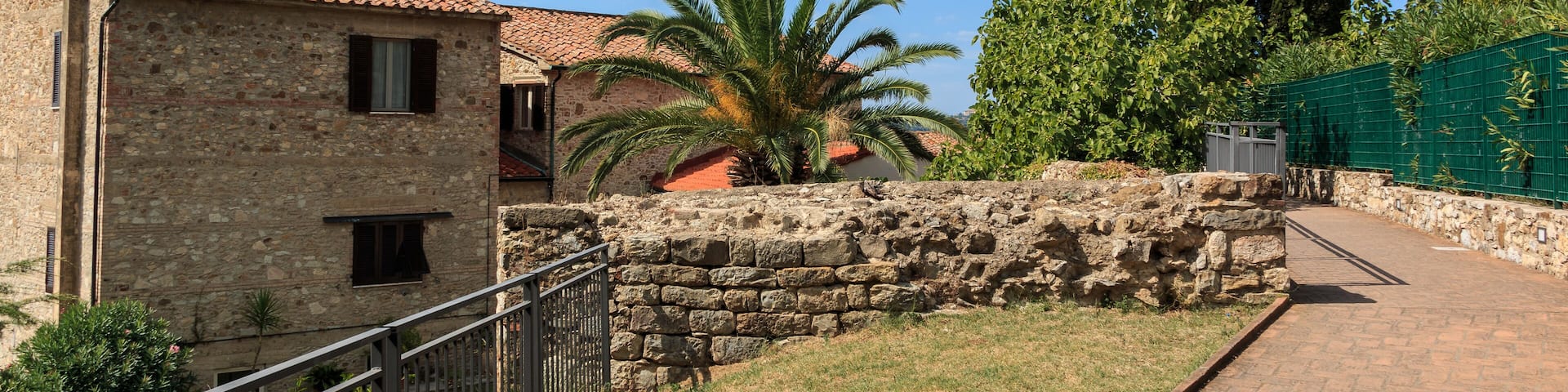Weg zu den Ruinen der Rocca Aldobrandesca in Suvereto, Toskana, Italien