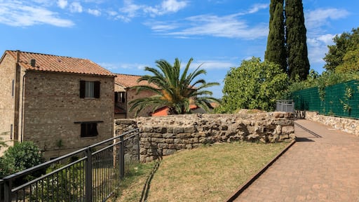Weg zu den Ruinen der Rocca Aldobrandesca in Suvereto, Toskana, Italien