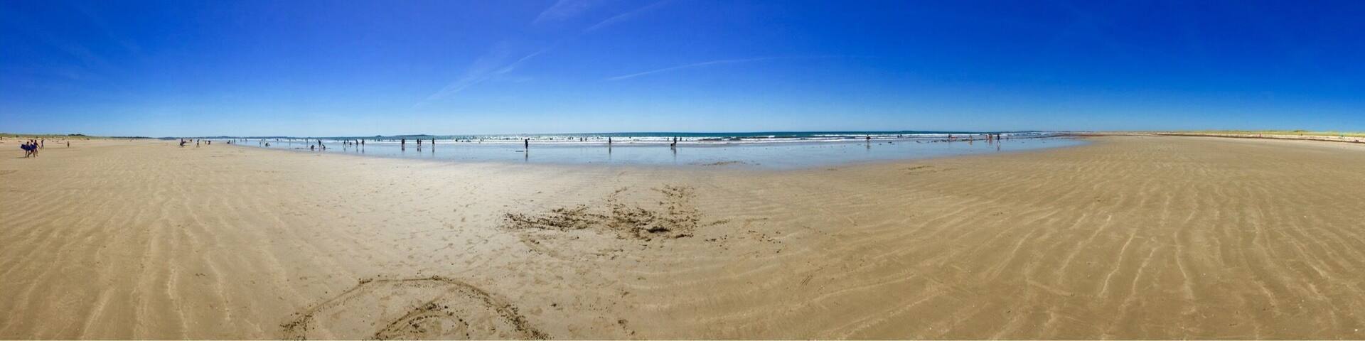 The long peninsular leading down to Quiberon has two contrasting coastlines. The west coast is known as La Cote Sauvage and is a playground for surfers on the water and for kite surfers on the beach. The waves can indeed be savage and even dangerous. In contrast the east coast faces a calm bay, ideal for families.