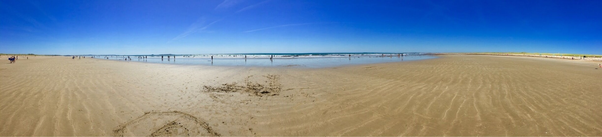 The long peninsular leading down to Quiberon has two contrasting coastlines. The west coast is known as La Cote Sauvage and is a playground for surfers on the water and for kite surfers on the beach. The waves can indeed be savage and even dangerous. In contrast the east coast faces a calm bay, ideal for families.
