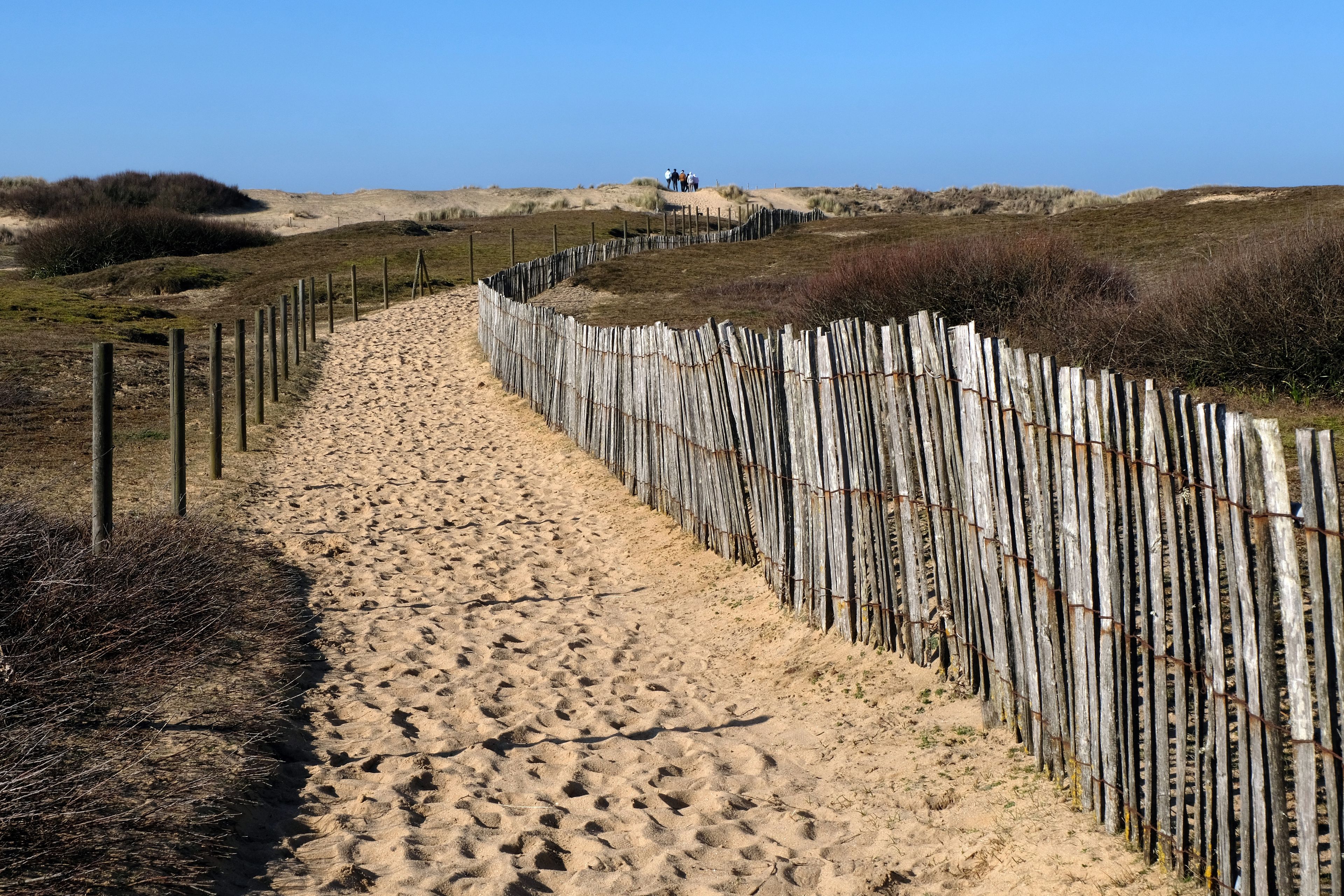 Chemin de sable et clôturé menant à la plage de Ty Hoche à Plouharnel