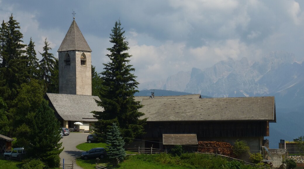 Kirche St. Helena in Deutschnofen / Südtirol mit dem benachnarten Kreuzhof