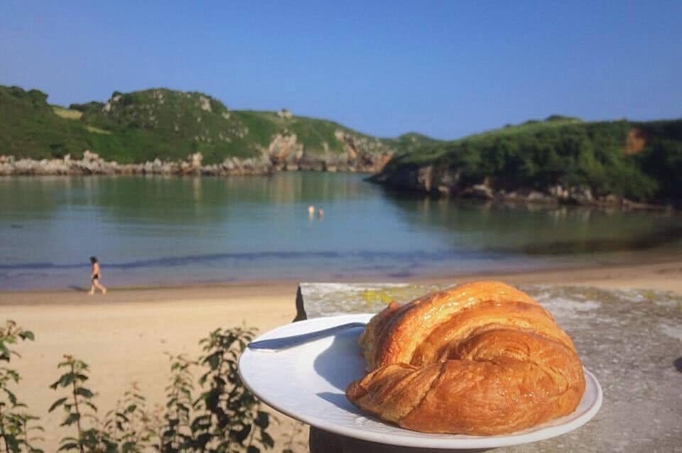 Breakfast at Playa de Poo - idyllic 😁