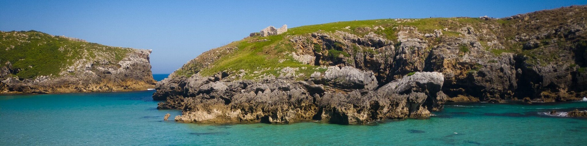 A nice hike from Llanes brings you to the village of Cué and it's fabulous beach #asturias