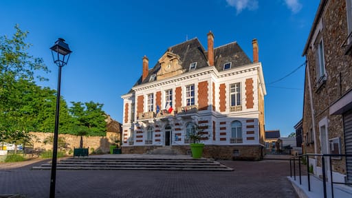 Vue extérieure de l'hôtel de ville de Saulx-les-Chartreux, France, commune française située dans le département de l'Essonne, en région Ile-de-France