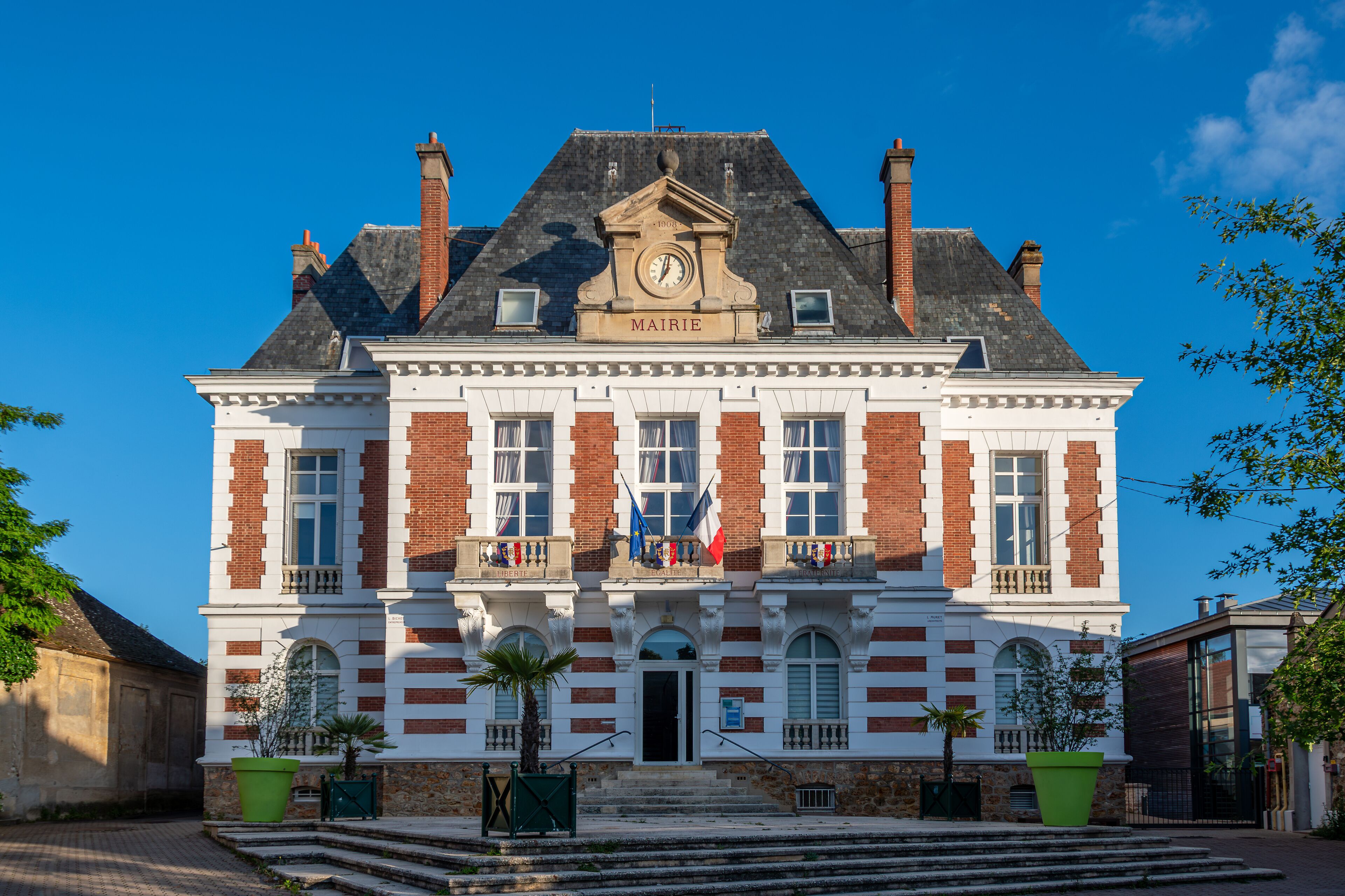 Vue extérieure de l'hôtel de ville de Saulx-les-Chartreux, France, commune française située dans le département de l'Essonne, en région Ile-de-France