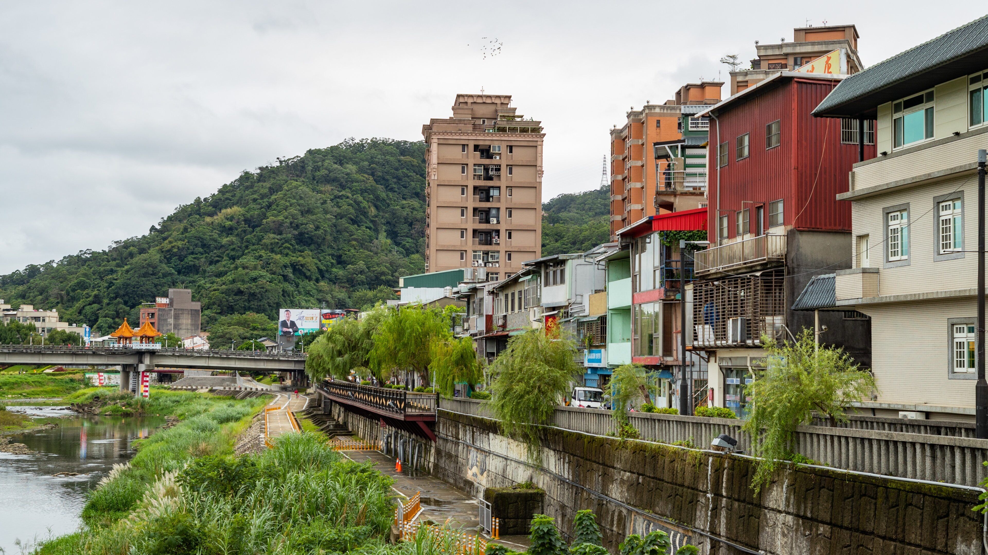 Sanxia showing a coastal town