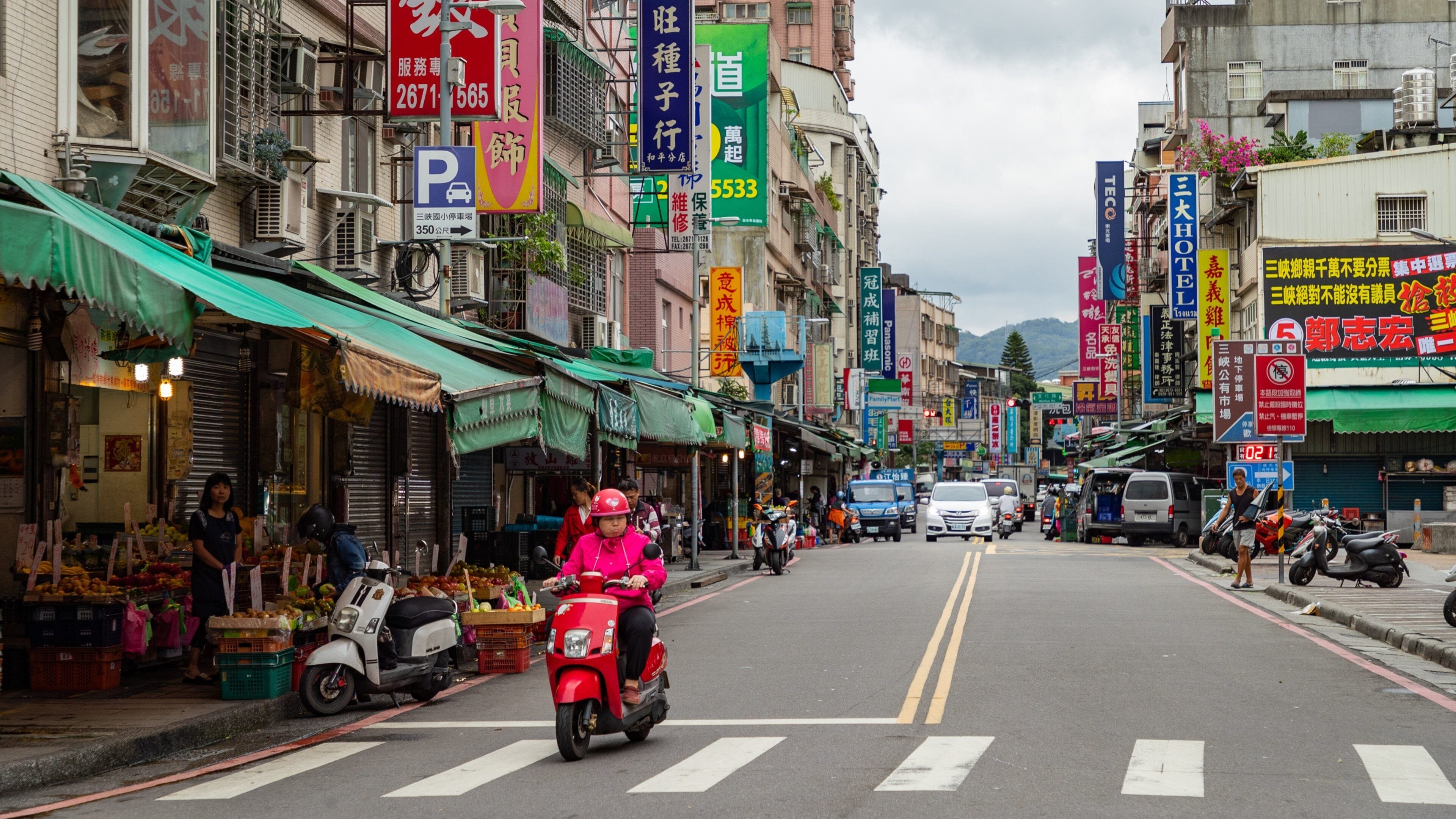 Sanxia which includes motorbike riding and street scenes