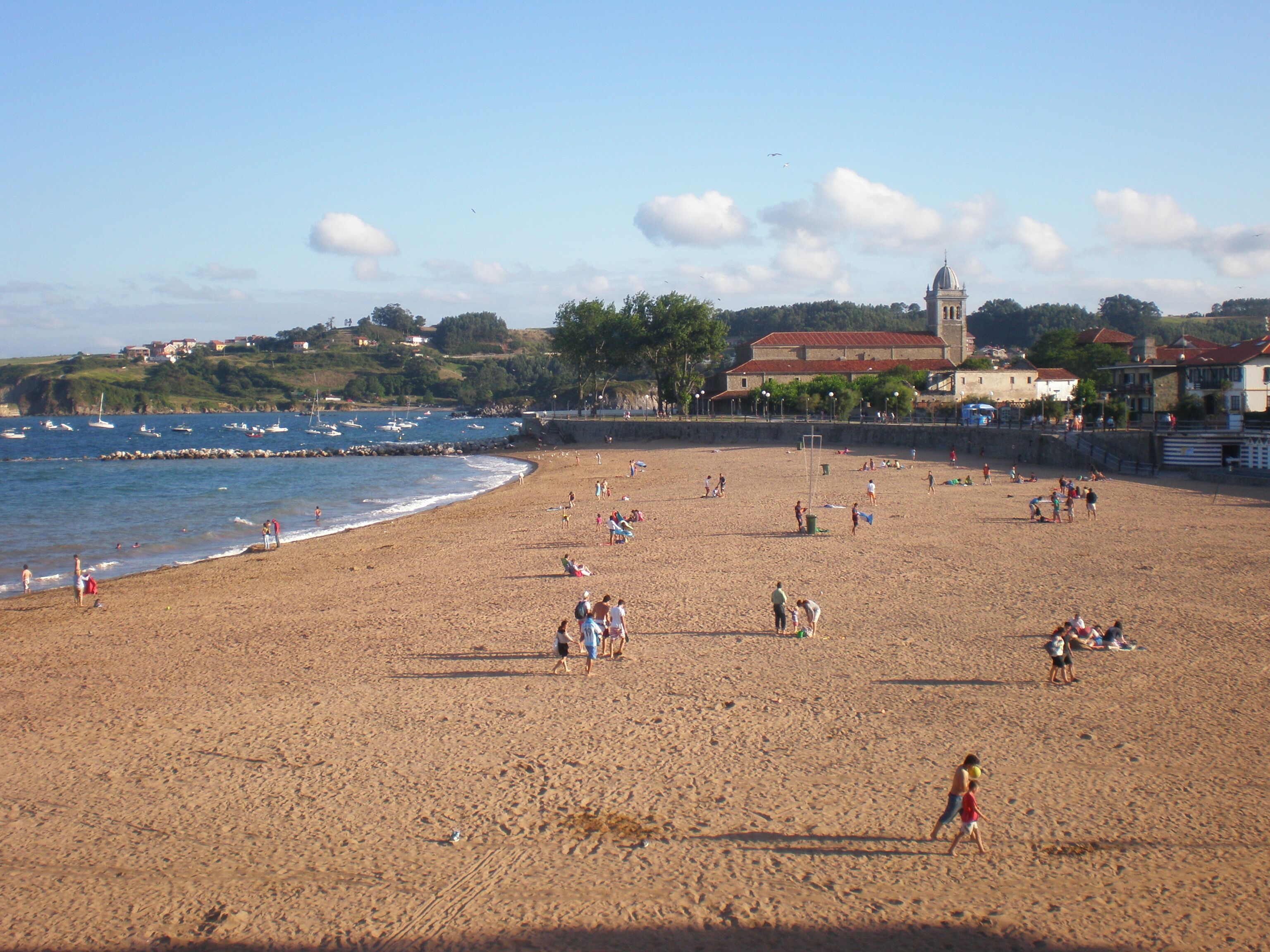 iglesia y playa de luanco al atardecer