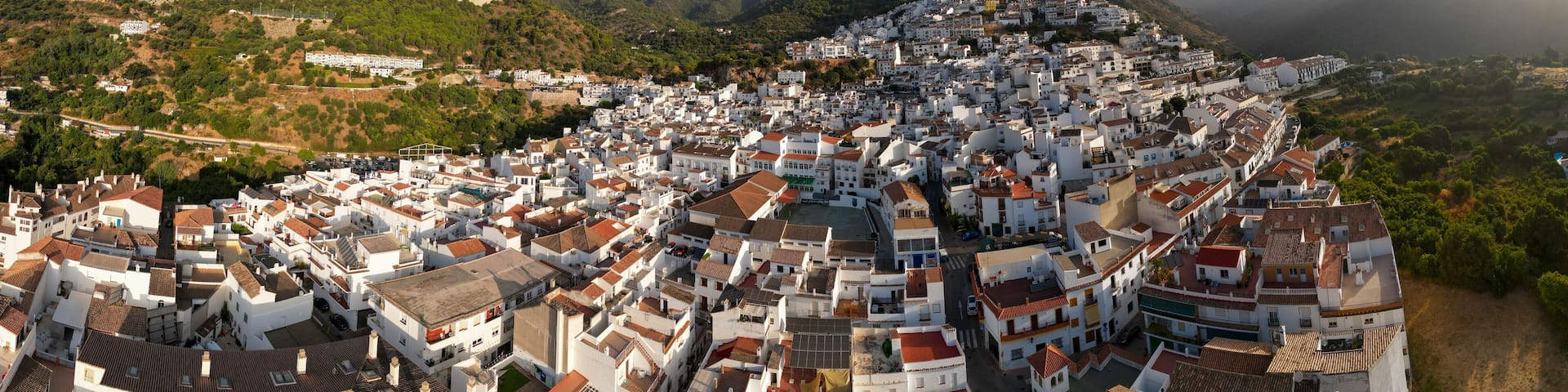 vista aérea del municipio de Ojén en la provincia de Málaga, España