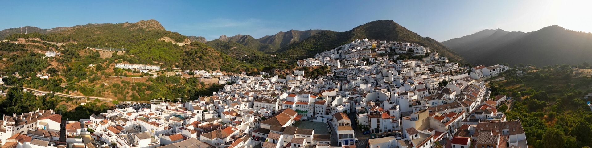 vista aérea del municipio de Ojén en la provincia de Málaga, España