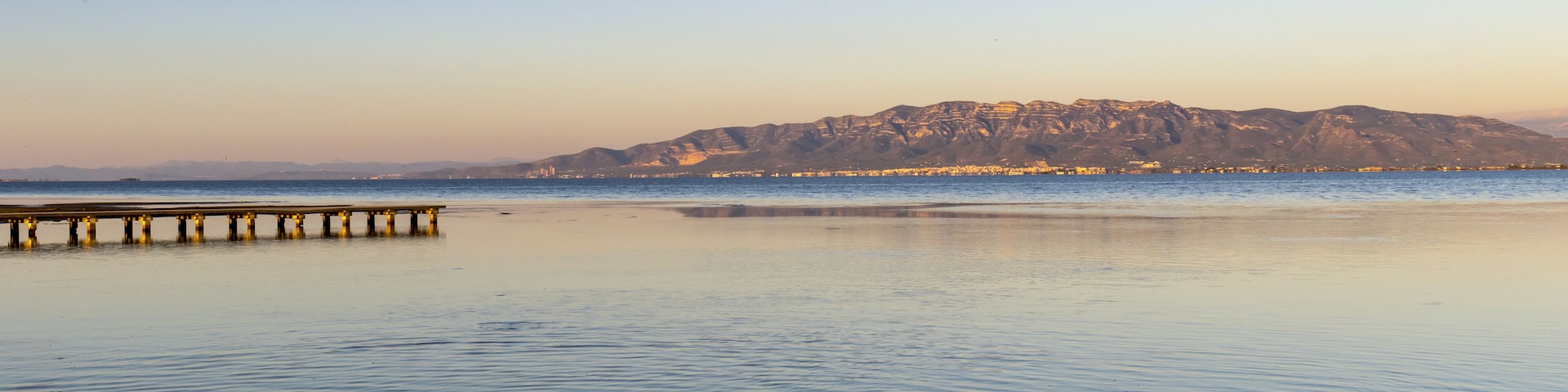 Ondas en el Trabucador con Sant Carles de La R√°pita al fondo.