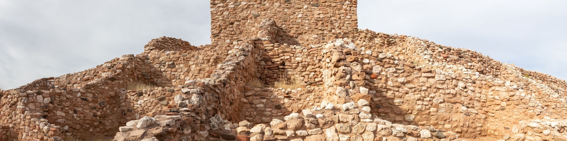 Ruinas de piedra antiguas con una torre destacada.
