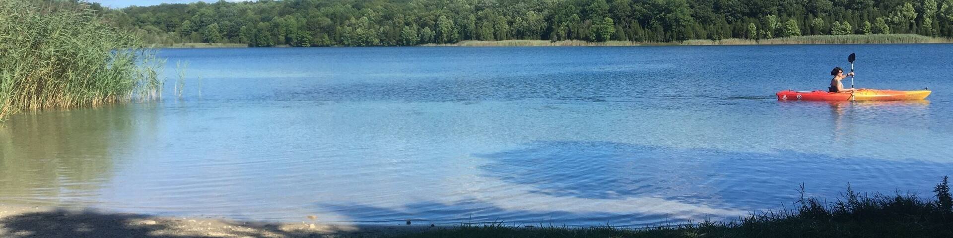 Beautifully clear and warm lake. Went here with my dog and saw several kayakers. Not a huge lake but very pretty. Short walking trails too.