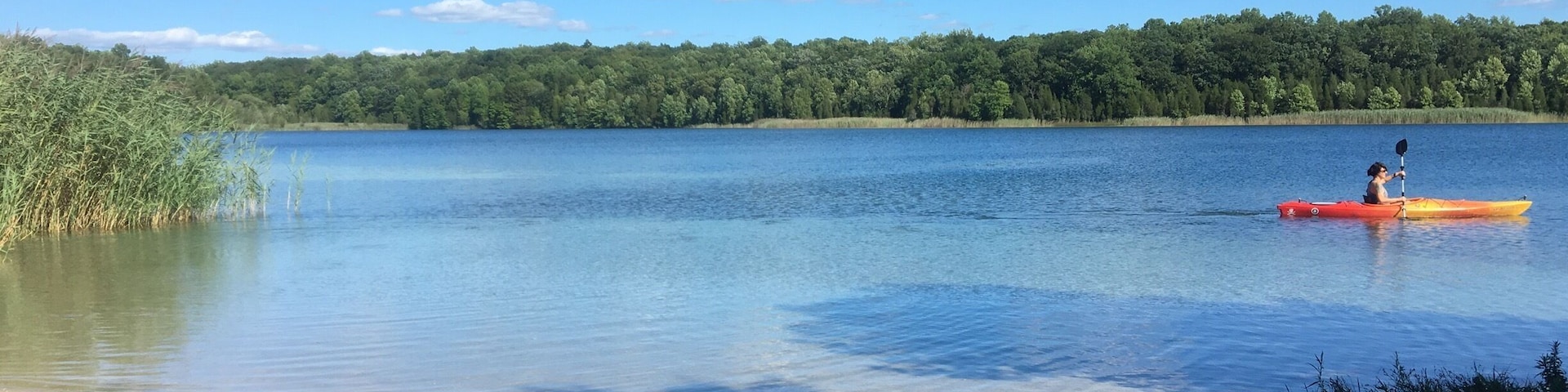 Beautifully clear and warm lake. Went here with my dog and saw several kayakers. Not a huge lake but very pretty. Short walking trails too.