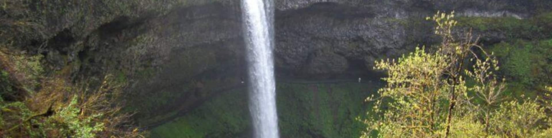 This place is sick!!!!! For a State Park, this gets 10 stars. 10 mile loop trail with 10 awesome waterfalls. You actually get to walk behind some of them.