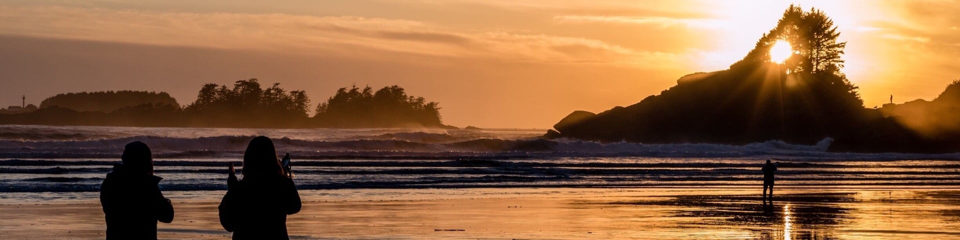 Witness the most awesome sunsets at Cox Bay Beach near Tofino.
#beach #sunset #sunsetlovers #outdoors