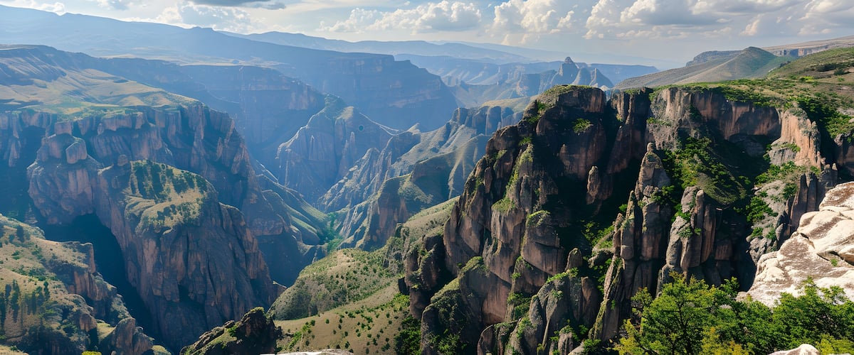 Paisaje de cañón con acantilados escarpados y cielo despejado.