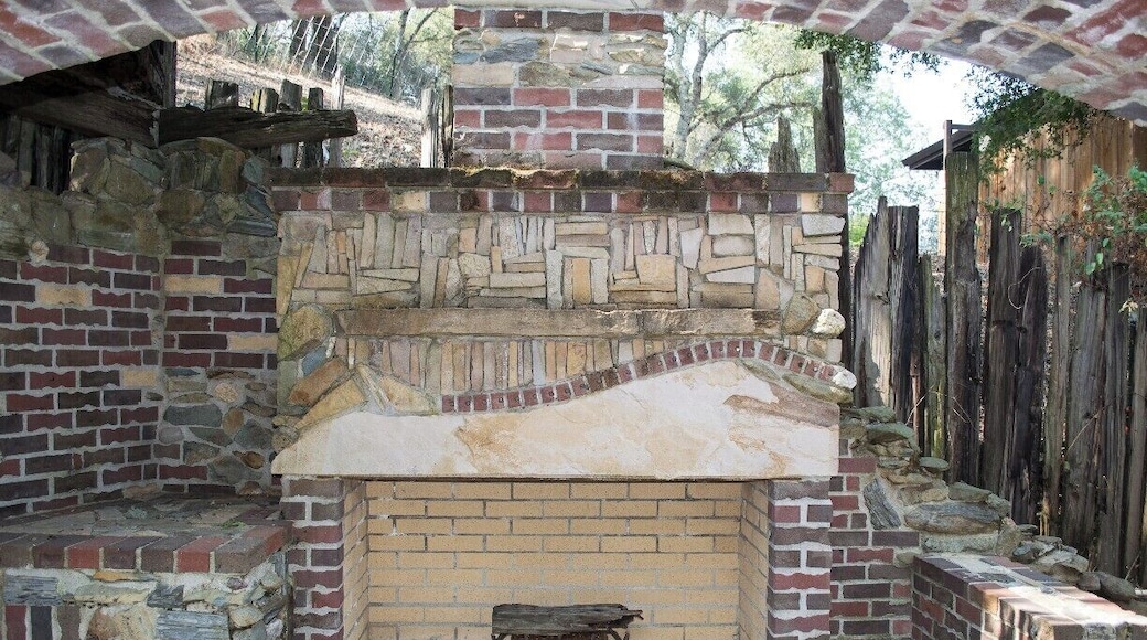 Wonderful place. If you like rustic, villa, or Italian settings, this is the place! The city is Jackson, not Jackson Gate. The road is Jackson Gate.