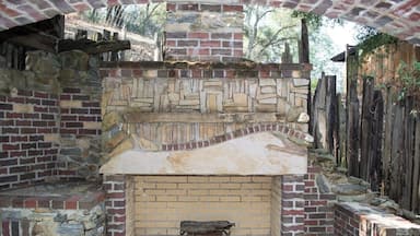 Wonderful place. If you like rustic, villa, or Italian settings, this is the place! The city is Jackson, not Jackson Gate. The road is Jackson Gate.