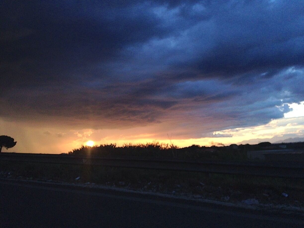 Tramonto tra le nubi temporalesche 