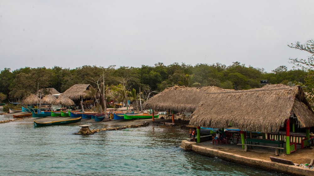 Casa de palma en una playa de la costa caribe de colombia