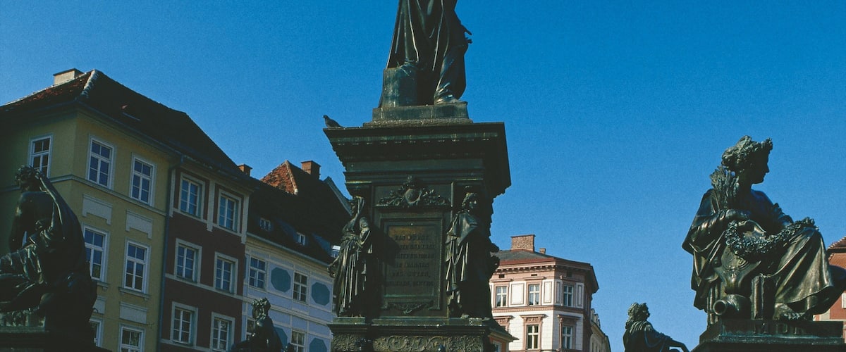 Plaza principal de Graz ofreciendo una ciudad y una estatua o escultura
