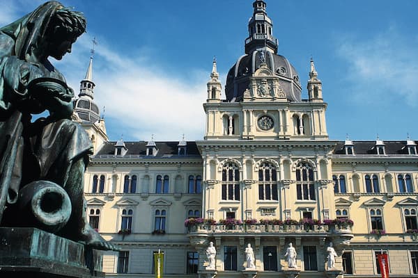 Stadthalle Graz mit einem religiöse Elemente, Verwaltungsgebäude und historische Architektur