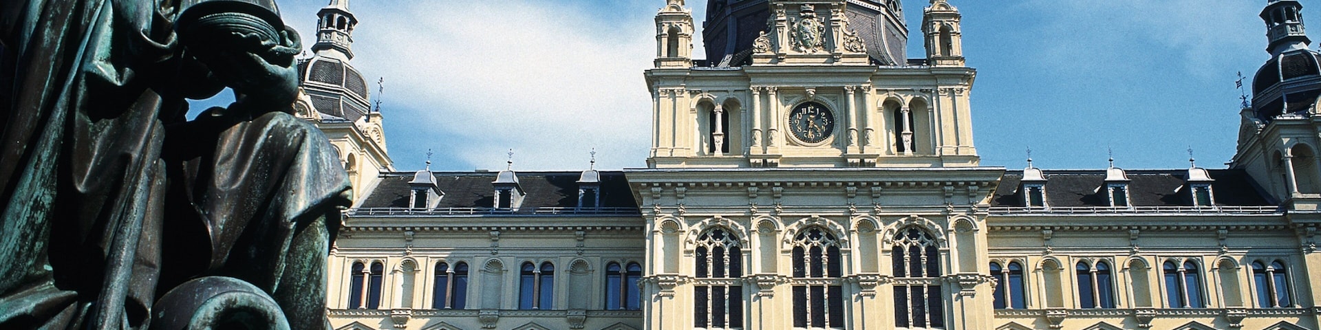 Stadthalle Graz caracterizando um edifício administrativo, aspectos religiosos e arquitetura de patrimônio