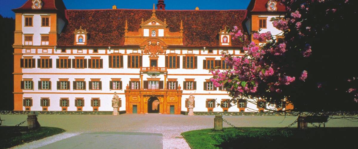 ChĂąteau d\'Eggenberg mettant en vedette ville, patrimoine architectural et square ou place