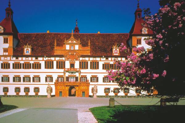 Schloss Eggenberg mit einem Blumen, historische Architektur und Platz oder Plaza