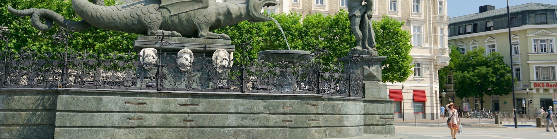 New Square showing a fountain, heritage elements and a statue or sculpture