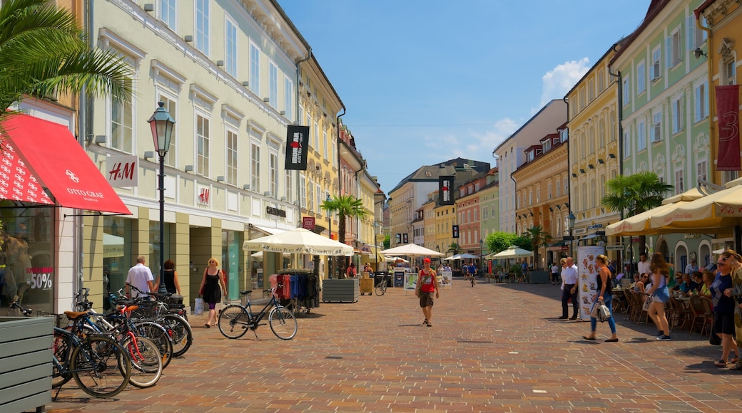Vieille place mettant en vedette patrimoine historique