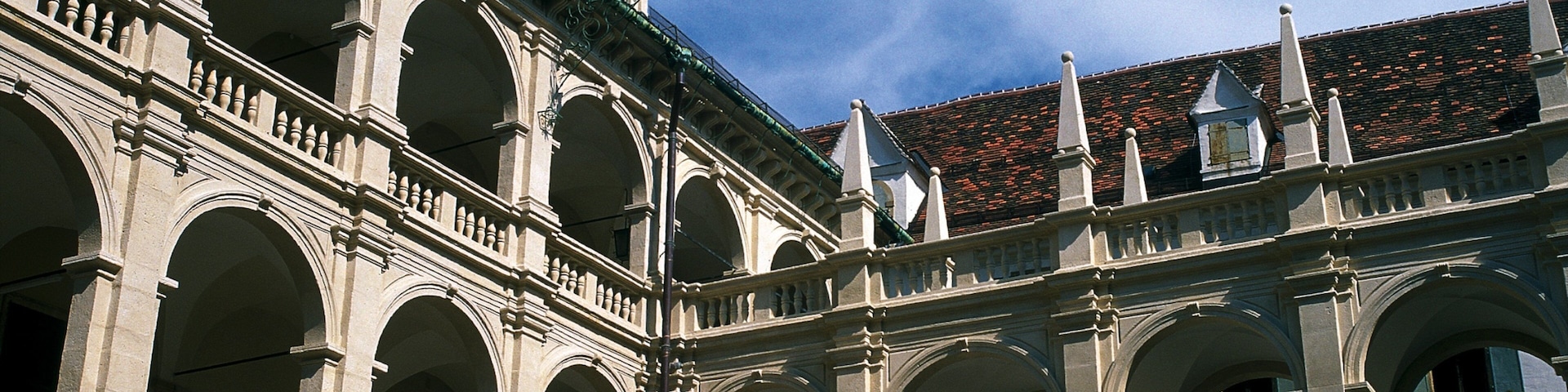 Landhaus mostrando arquitetura de patrimônio e um pequeno castelo ou palácio