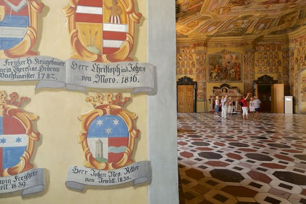 Landhaus welches beinhaltet Beschilderung, Geschichtliches und Innenansichten