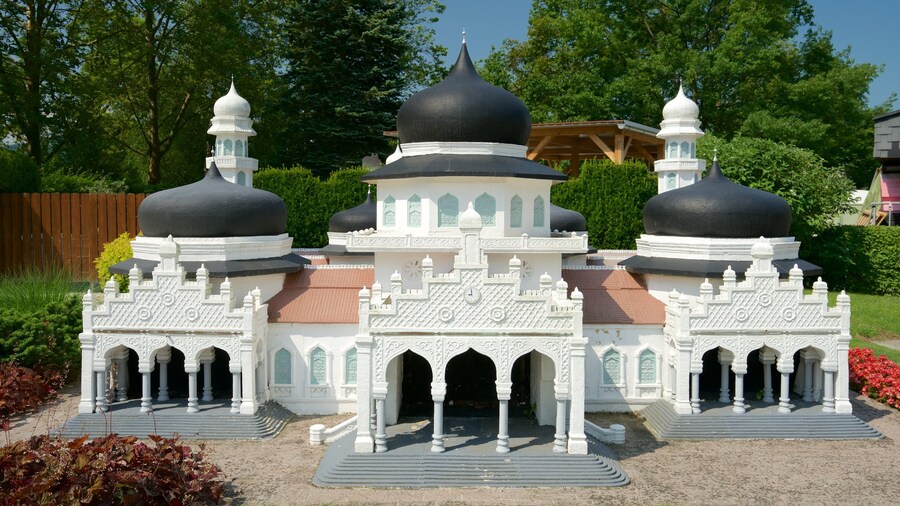 Minimundus which includes a garden and outdoor art