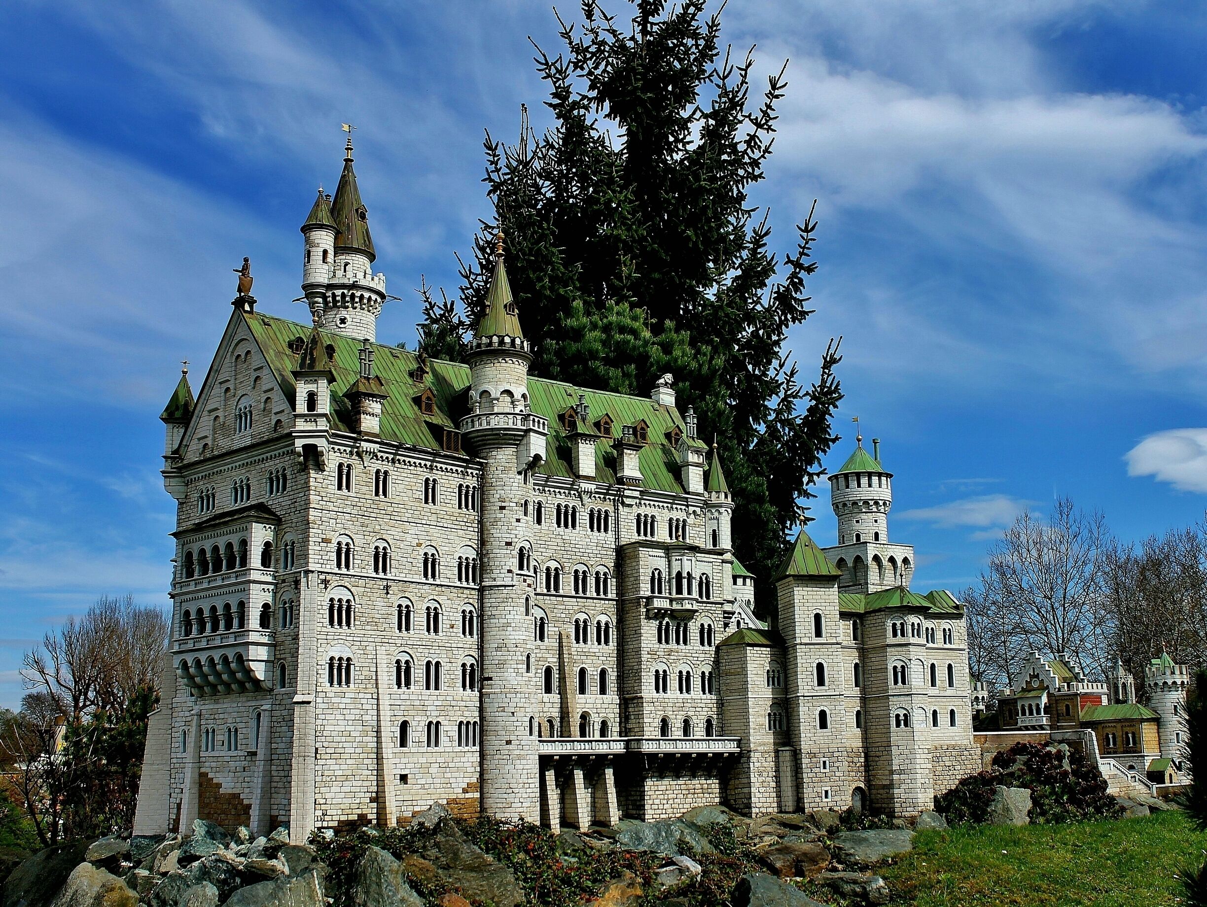 Minimundus is a miniature park in Klagenfurt in Corinthia,Austria. It displays over 150 miniature models of arhitecture from over 40 countries, built on ratio of 1:25.
My plan for this year is to see Neuschwanstein Castle, Schwangau for real.😊
#kidsfun
#Austria
#Castles
#Thematicparks