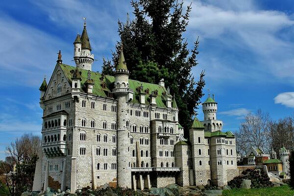 Minimundus is a miniature park in Klagenfurt in Corinthia,Austria. It displays over 150 miniature models of arhitecture from over 40 countries, built on ratio of 1:25.
My plan for this year is to see Neuschwanstein Castle, Schwangau for real.😊
#kidsfun
#Austria
#Castles
#Thematicparks