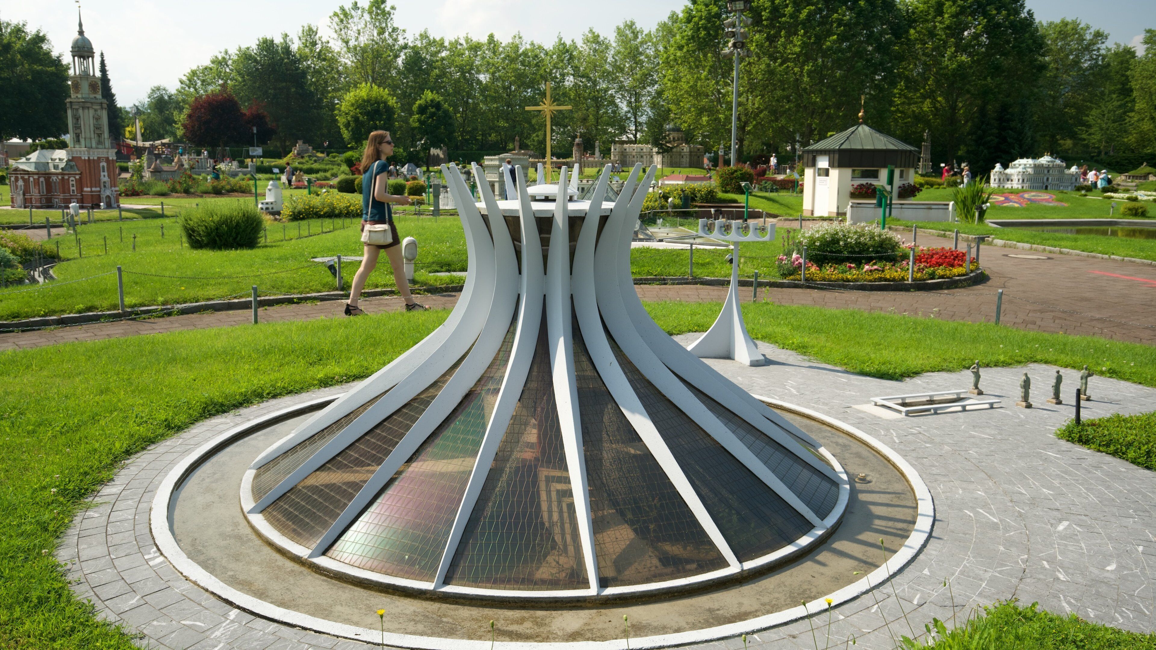 สวนย่อส่วน Minimundus เนื้อเรื่องที่ ศิลปะกลางแจ้ง และ สวน