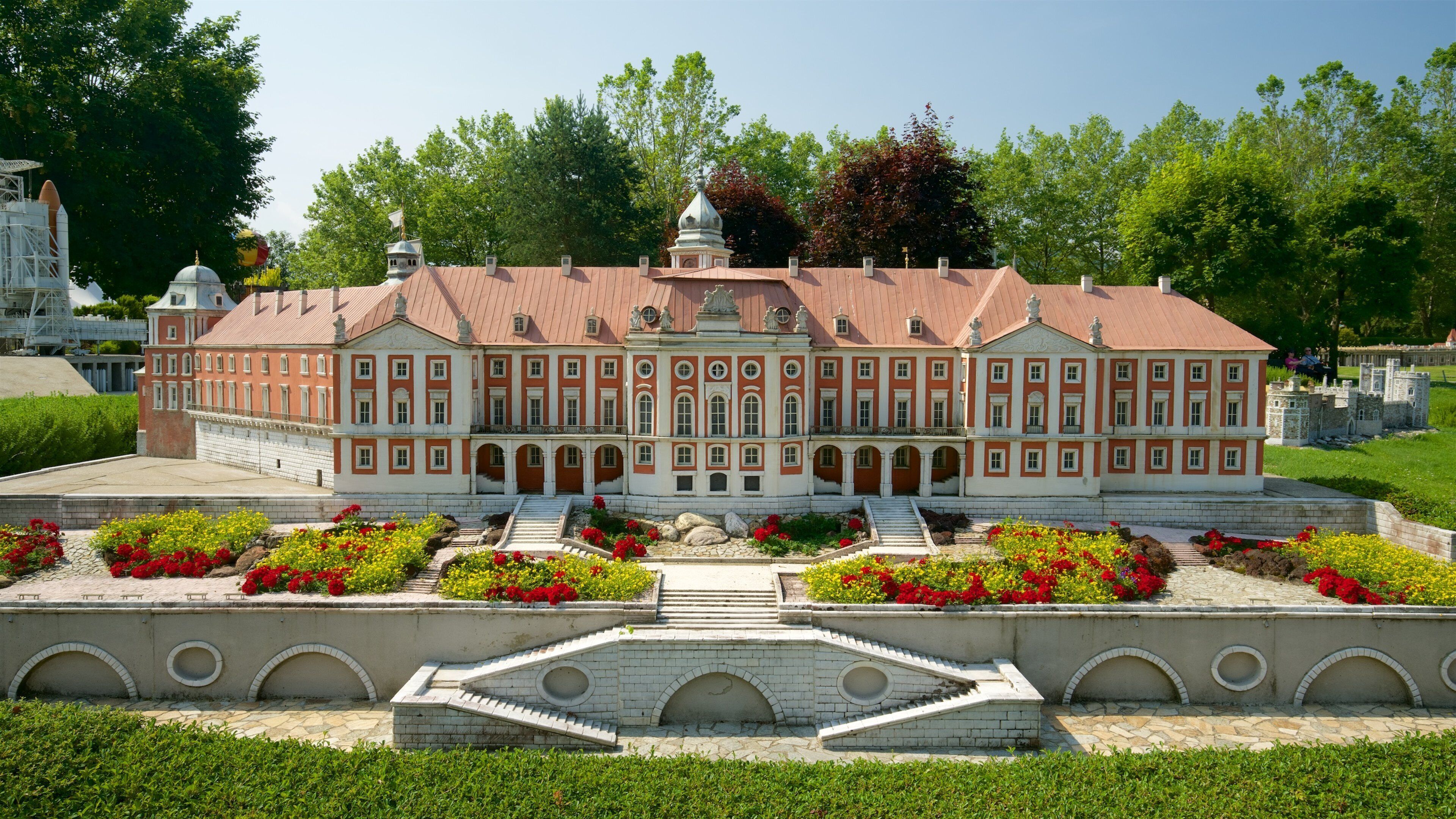 Minimundus featuring outdoor art and a garden