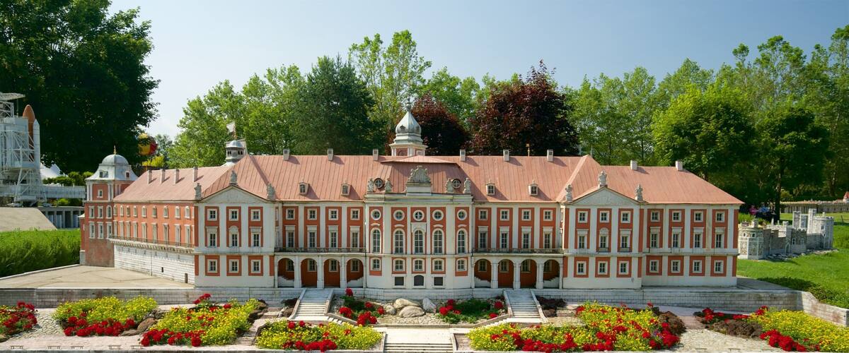 Minimundus which includes a park and outdoor art