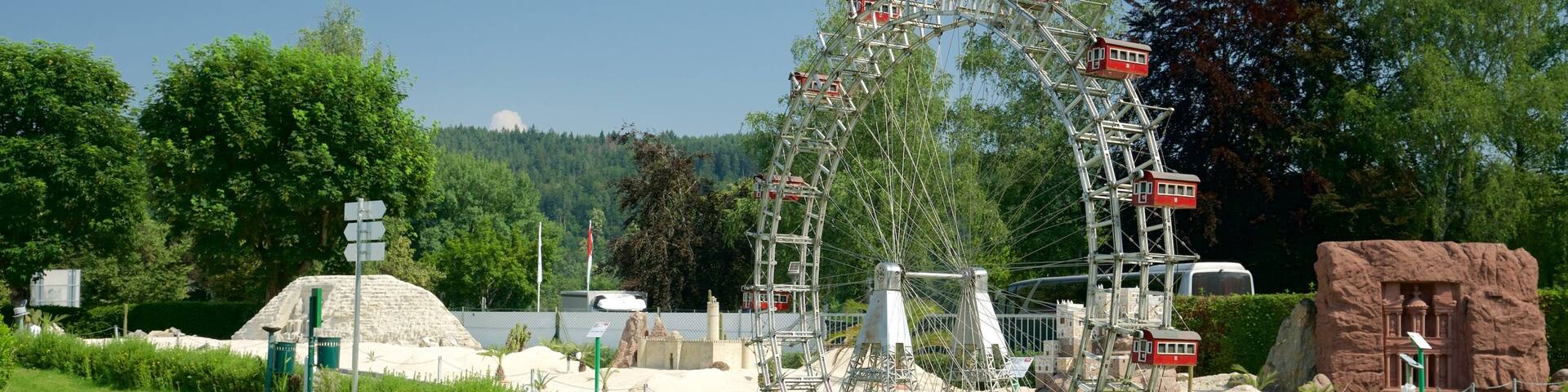 Minimundus featuring a garden and outdoor art