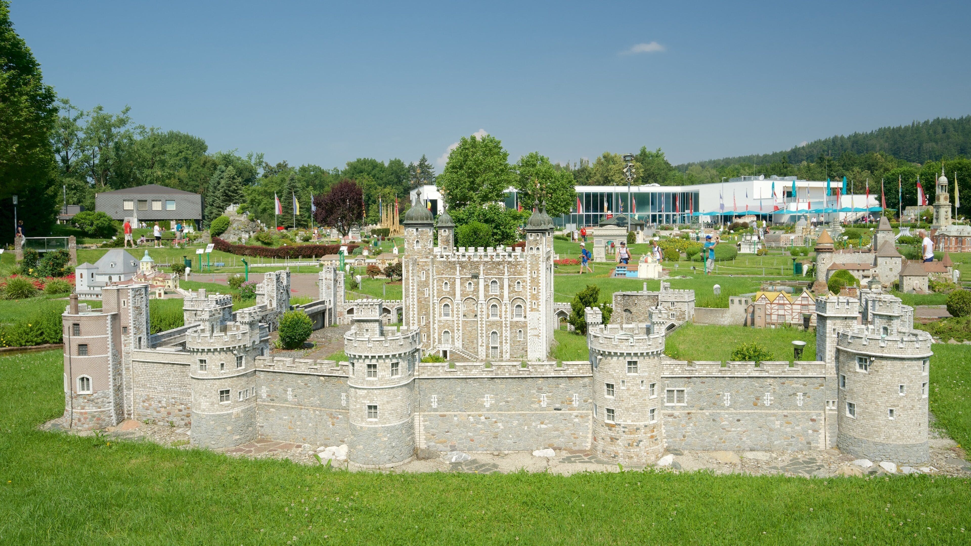 Parc de miniatures Minimundus montrant parc et art en plein air