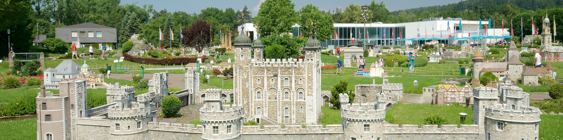 Minimundus showing outdoor art and a garden
