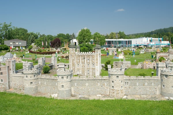 Minimundus which includes a garden and outdoor art