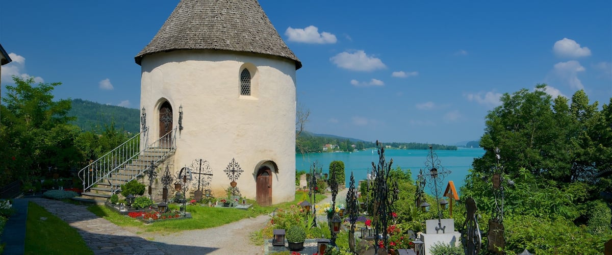 St. Primus and Felician Parish Church som omfatter en kirkegård, kulturarvsgenstande og en sø eller et vandhul