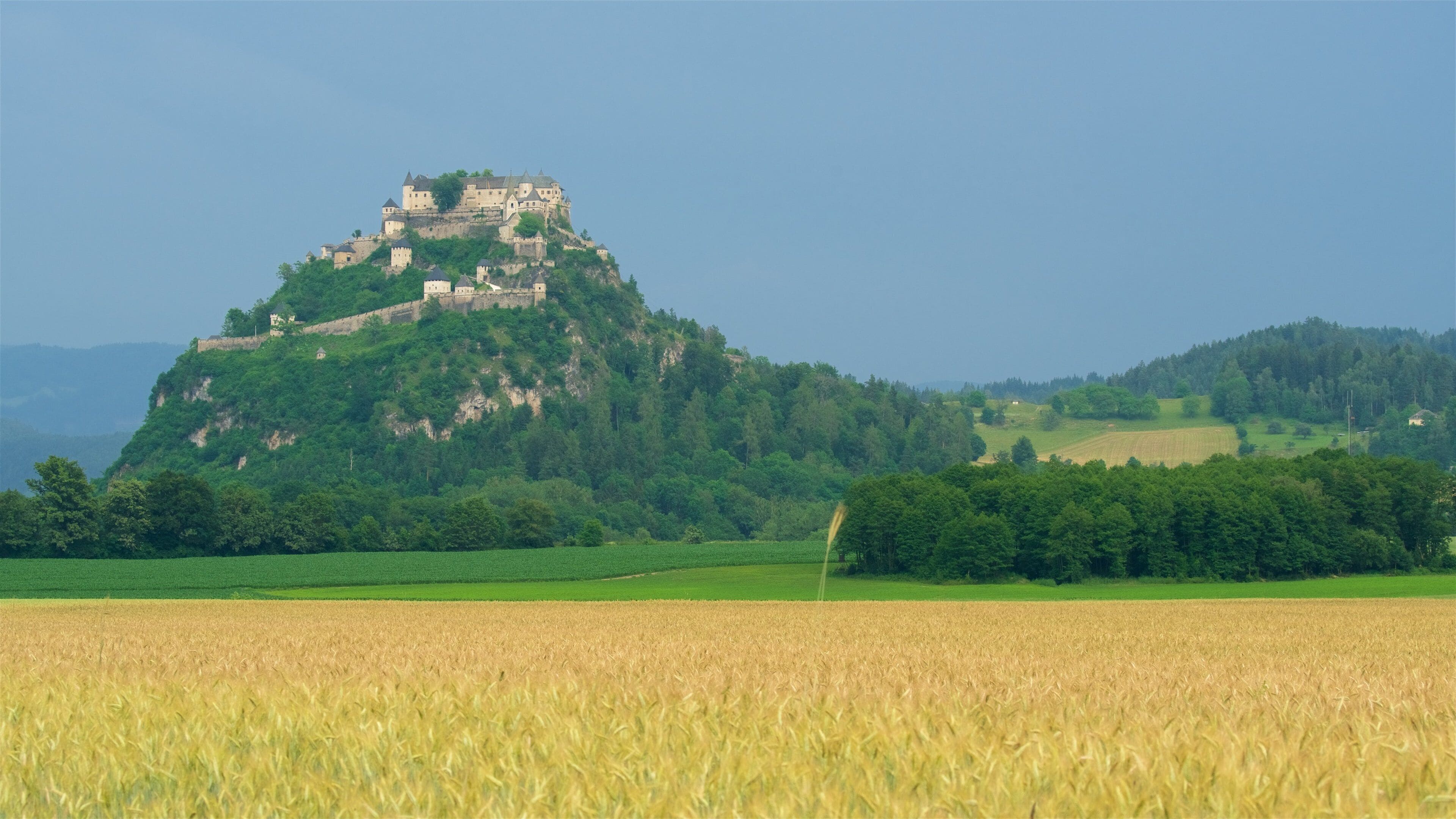 Hochosterwitz Castle showing tranquil scenes and mountains