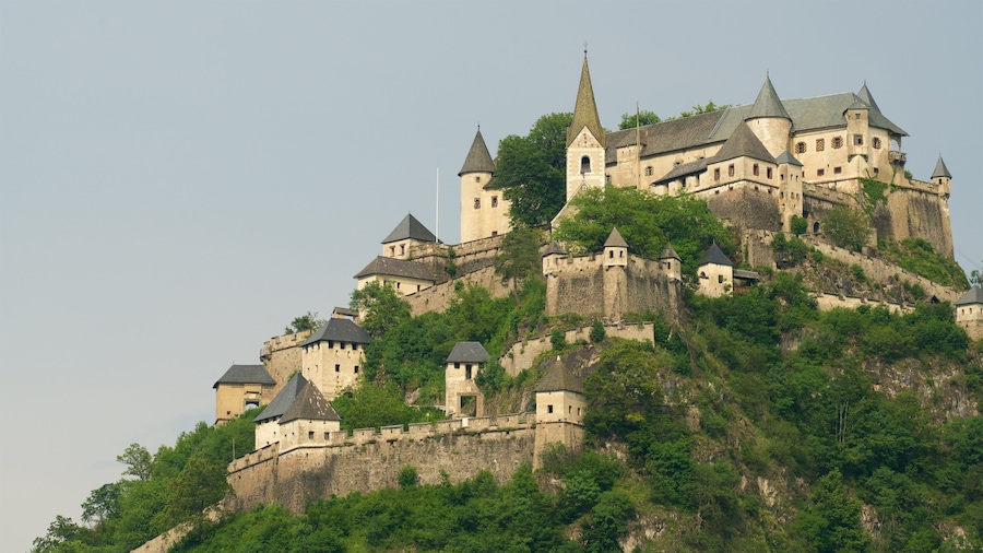 Hochosterwitz Castle showing heritage elements and mountains