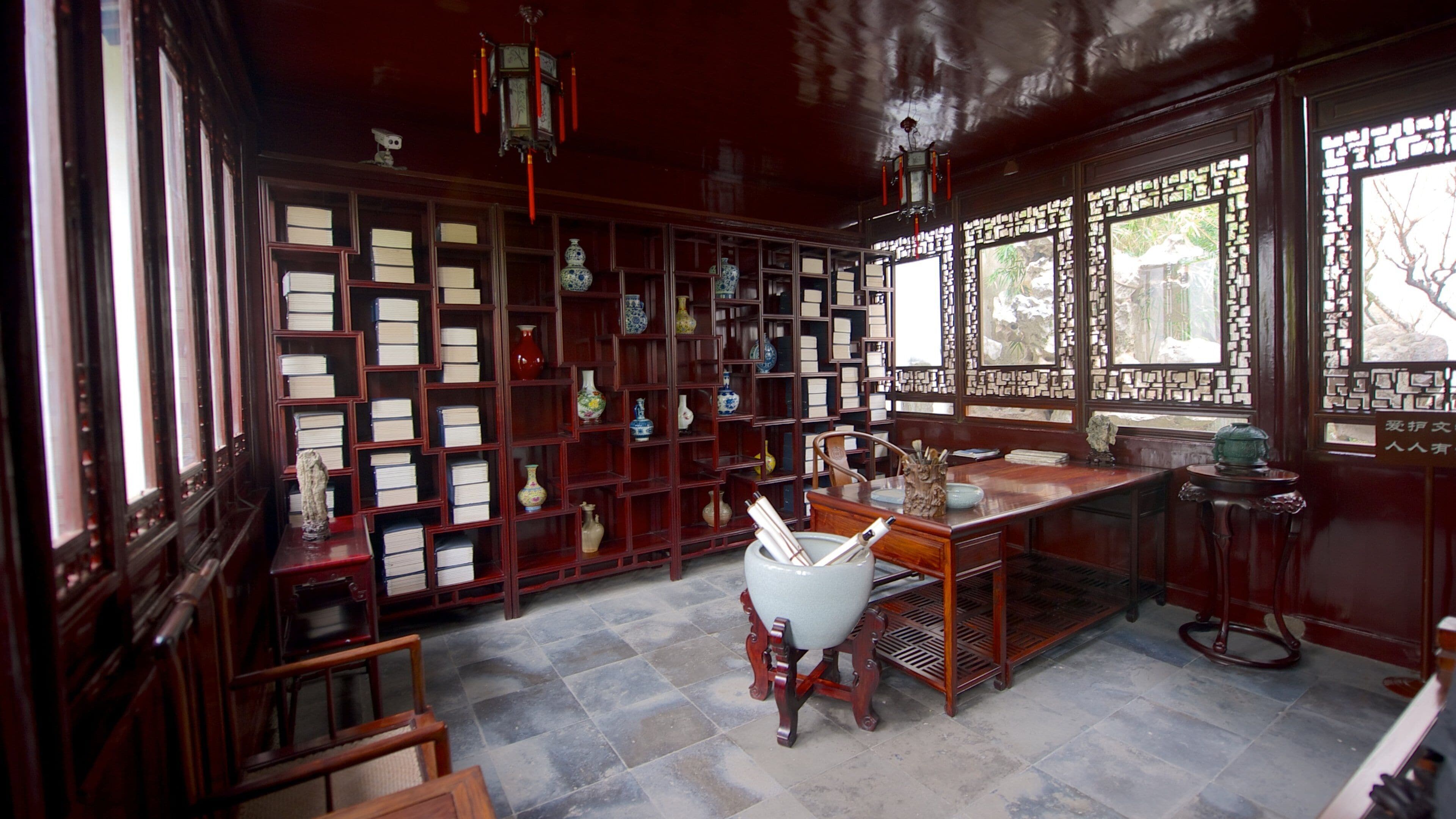 Fiskenettmesterens hage fasiliteter samt innendørs