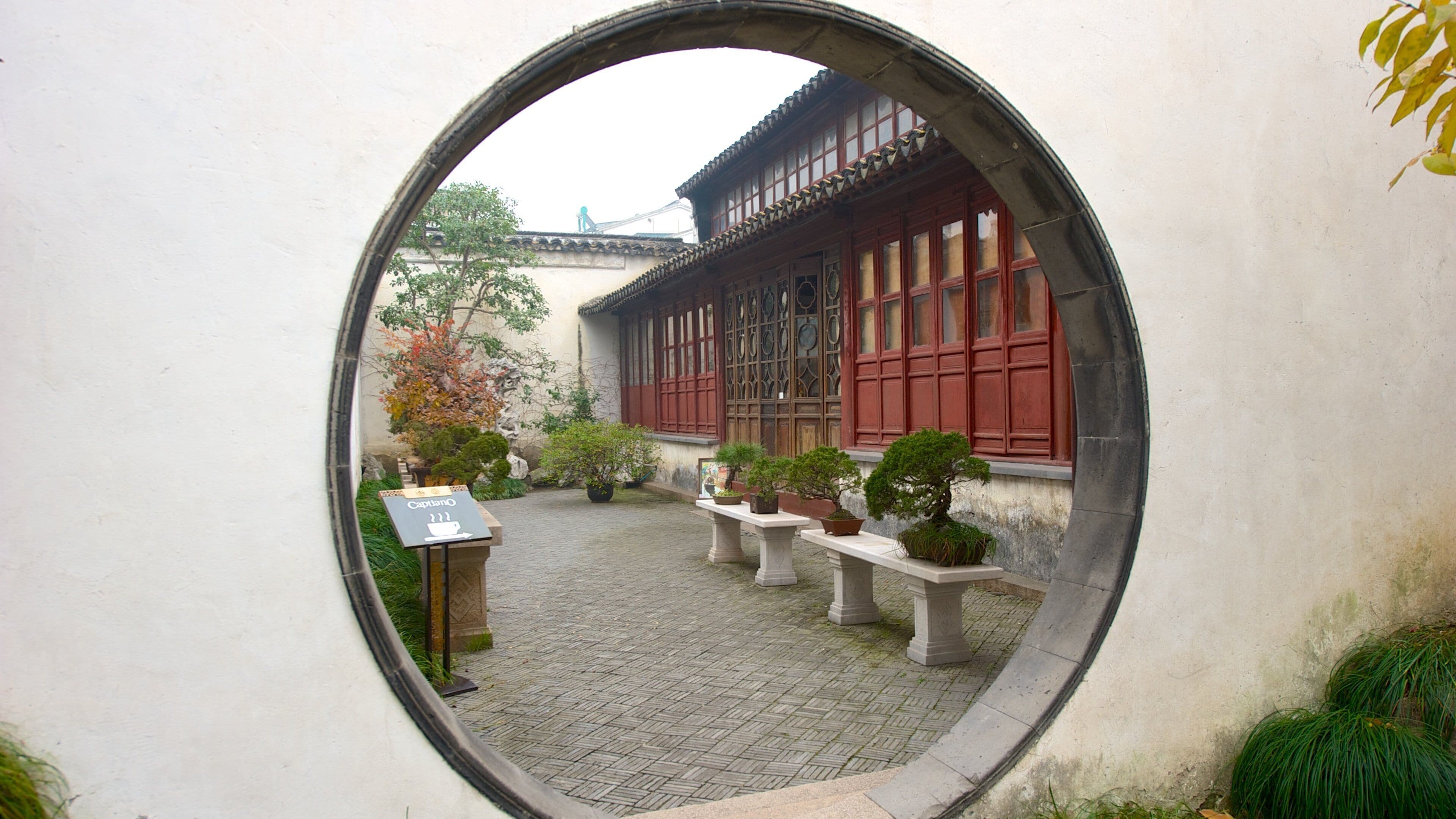 Giardino del Maestro delle Reti che include tempio o luogo di culto e elementi religiosi